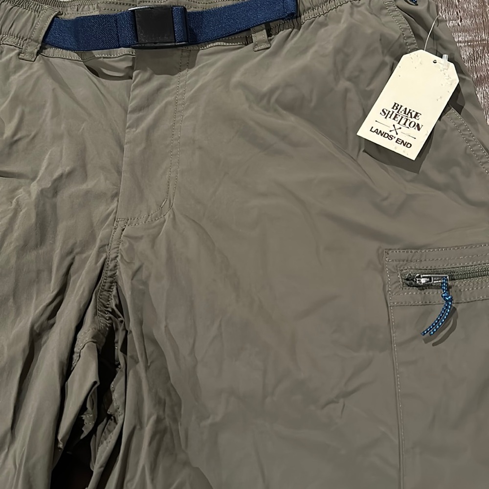 New with tags Blake Shelton cargo shorts.